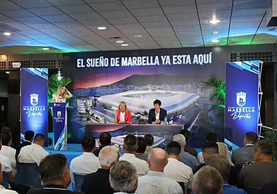 Mayor Ángeles Muñoz signed the contract together with the representative of Marbella FC, Esteban Granero.