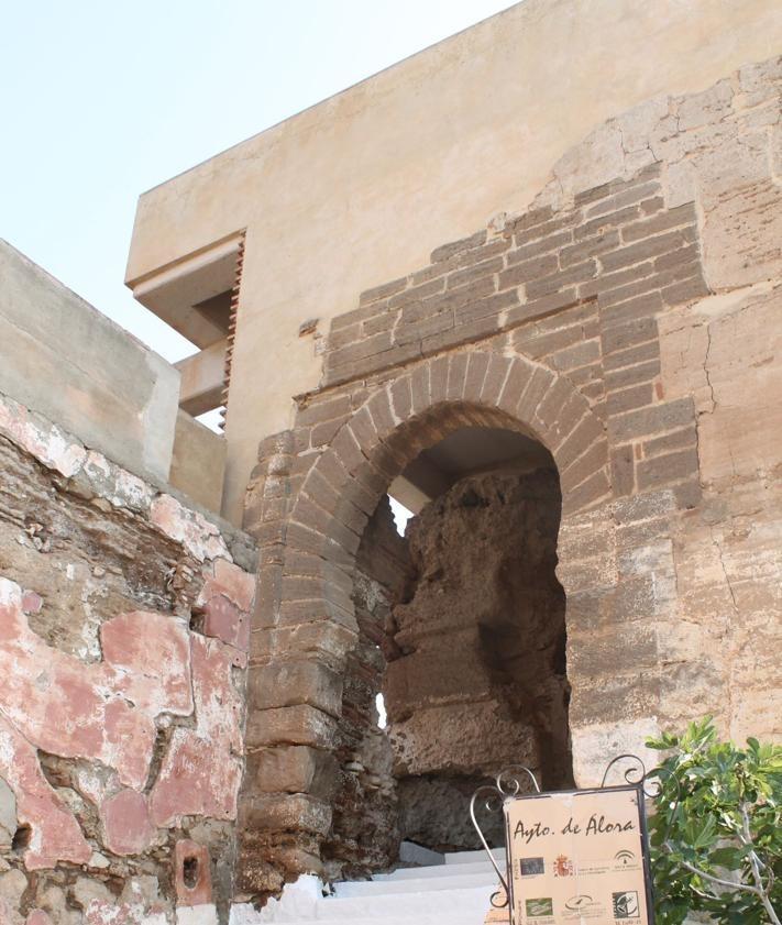 Imagen secundaria 2 - This archictectural feature comes from the Nasrid period, when the arch was an entrance in a corner of the castle.