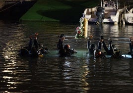 Divers transferring 'La Chiquita' in an archive image.