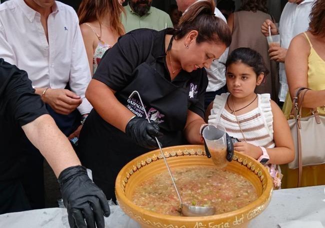 Distributing Gazpacho de los Tres Golpes.