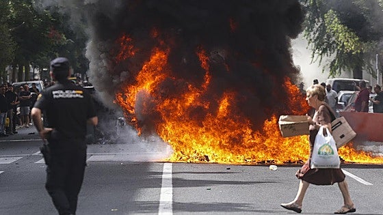 Metalworkers' strike sets the streets of city in southern Spain alight
