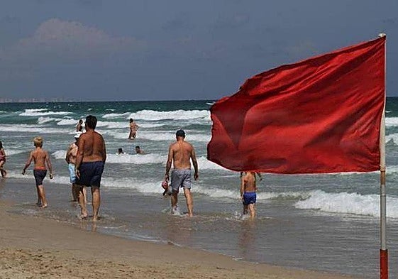 San Juan bathing banned on Fuengirola's beaches: fines of up to 1,500 euros for those who do not comply
