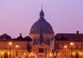 Palace Square in Copenhagen, featuring Amalienborg and Frederiks Kirke.