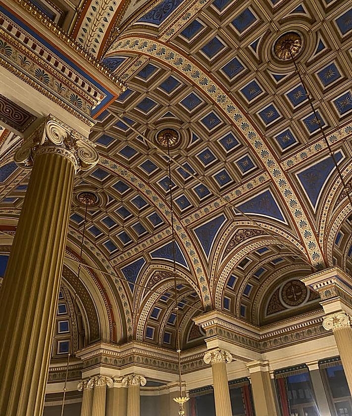 Imagen secundaria 2 - Lundagård in University Square - gardens which connect the Cathedral, Lund University Hall Auditorium and historic Kunghuset, the University library and the ornate interior of the auditorium.