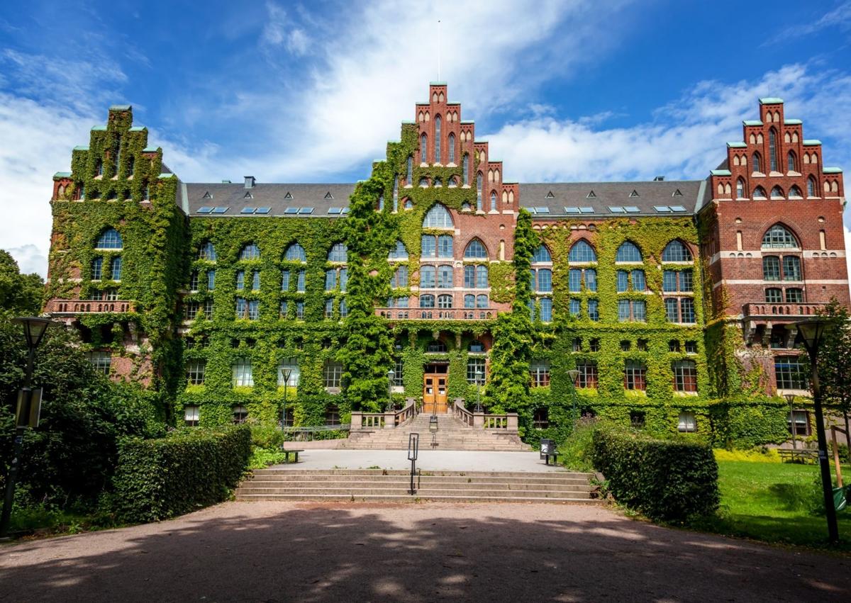 Imagen secundaria 1 - Lundagård in University Square - gardens which connect the Cathedral, Lund University Hall Auditorium and historic Kunghuset, the University library and the ornate interior of the auditorium.
