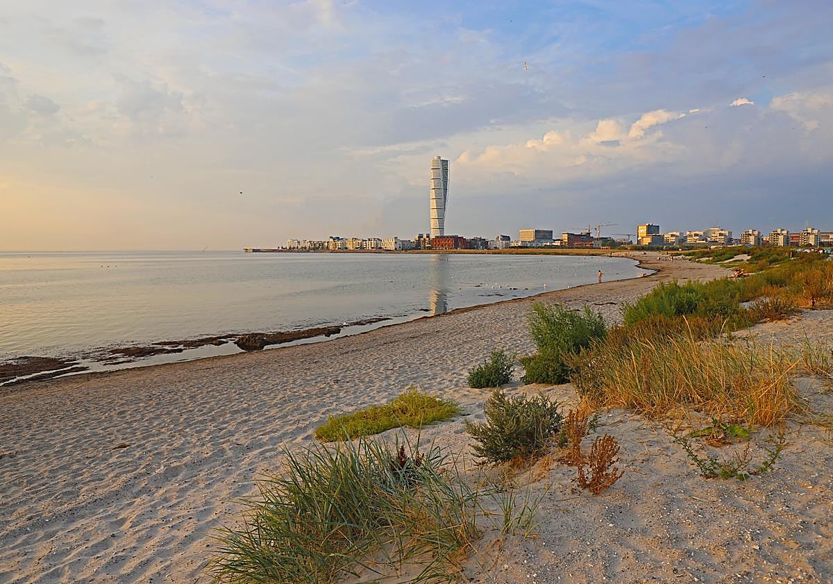Imagen principal - Malmö skyline, as seen from Ribersborg beach, marked by the Turning Torso skyscraper, the Öresund bridge which crosses the strait between Copenhagen and Malmö and Lilla Torg old market place.