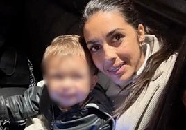 Alejandra Villegas with her son Samuel, the victims of the domestic violence case in Algemesí.