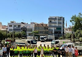 The mayor poses with the cleaning workers who have joined the service this summer.