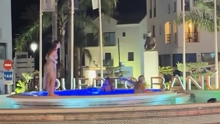 New challenge has police chasing tourists in Marbella: a dip in the Puerto Banús fountain
