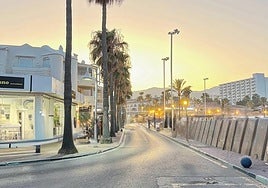 View of Calle La Fragata, in one of the sections restricted to traffic.