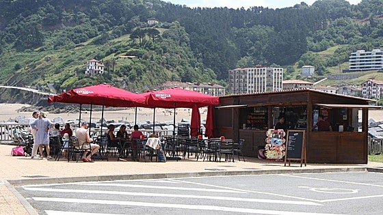 Young man in serious condition after ingesting detergent he was served in error after bottle mix up at beach bar in Spain