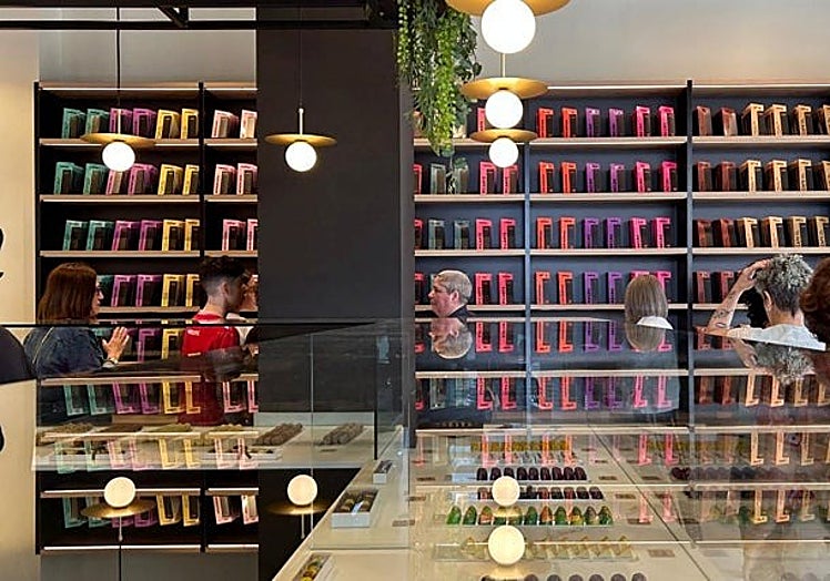 In the shop you can not only buy, but also make personalised chocolate bars or tastings.