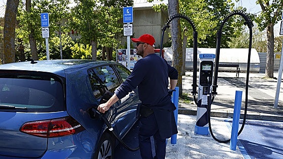 What is the deadline to apply for grants of up to 9,000 euros for the purchase of electric vehicles in Andalucía?