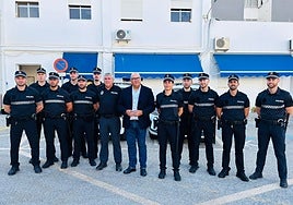 Mayor of Vélez-Málaga Jesús Lupiáñez and Local Police chief Rafael Mora with the new recruits on Monday