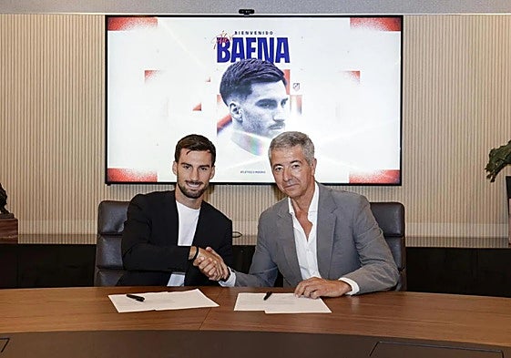 Álex Baena signing with Atlético Madrid.