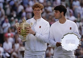 Jannik Sinner and Carlos Alcaraz pose with their trophies at the end of the game.