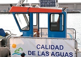 Waste collection boat belonging to the Mancomunidad Occidental.