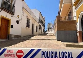 Street sealed off by the Alcalá Local Police due to the Casa Ibarra collapse.
