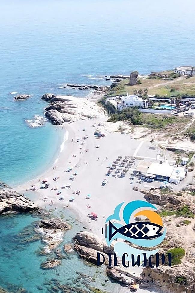 Chiringuito Dieguichi is located in an idyllic setting: Playa de los Toros in Punta Chullera.
