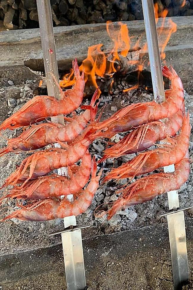 At Chiringuito Ramos, they prepare all kinds of fish and seafood on a skewer, like the prawns in the picture.