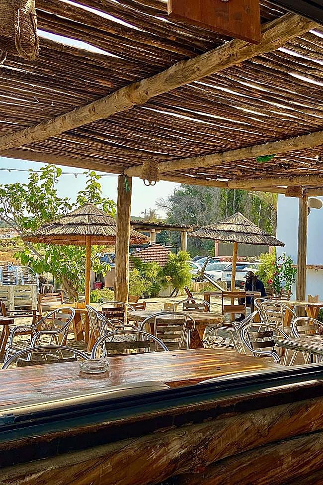With its wooden decor, El Garito de Juan maintains its traditional charm intact.