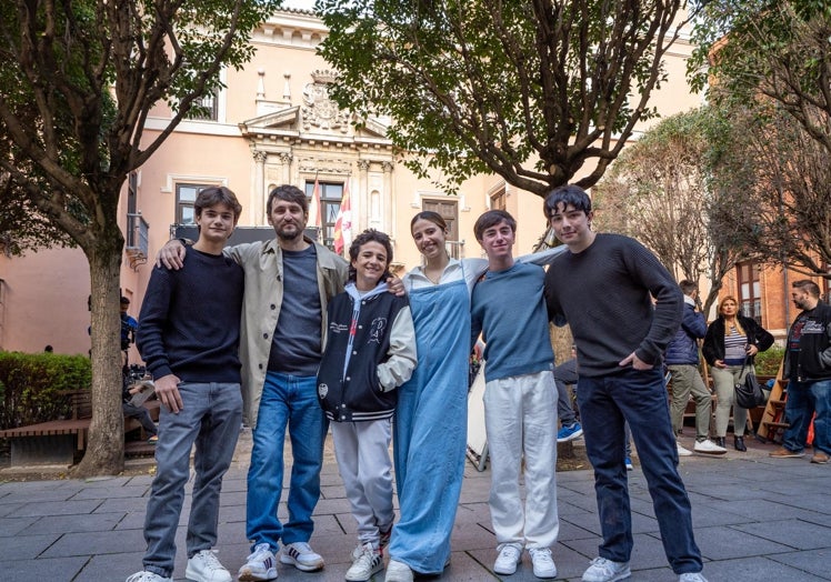 Ana de Alva, during the filming with 'los pitus' and actor Raúl Arévalo.