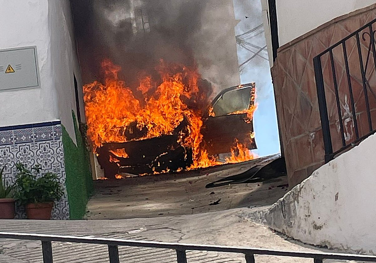 Image of the burning vehicle, this Sunday in the historic centre of Torrox.