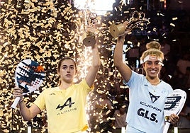 González, right, celebrates her win alongside partner Claudia Fernández.