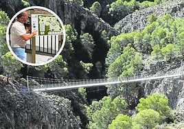 Mayor of Canillas de Aceituno, Vicente Campos, with the new signage.