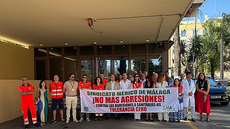 Union protests against increasing assaults on healthcare staff after patient threatens ambulance crew in Mijas