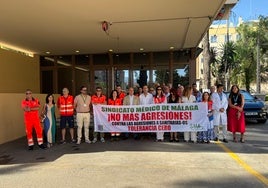The medical union of Malaga (SMM) gathered in front of Hospital Civil to denounce aggression.