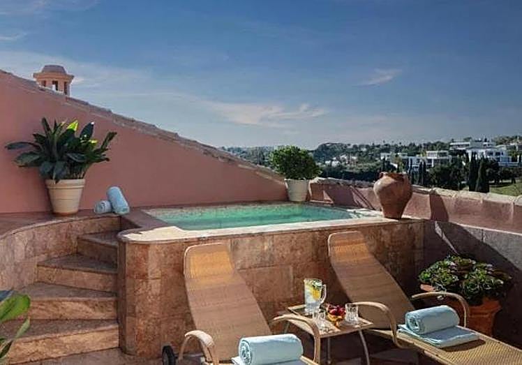 Jacuzzi in one of the rooms of the Hotel Villapadierna.