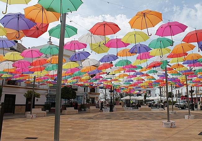 Sombrillas de colores en Torrox Pueblo