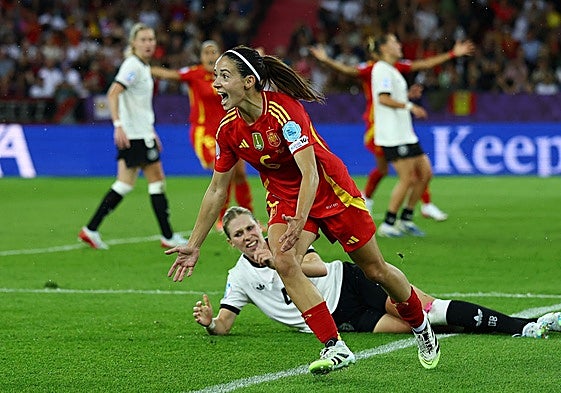 Aitana Bonmatí celebrates scoring the winning goal.