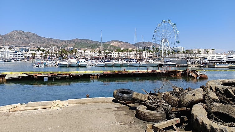 Why is the scrapping of the Willow paddleboat steamer still dragging on in Benalmádena marina?