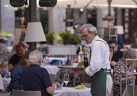Is it legal for bars and restaurants to impose a cover charge in Spain?