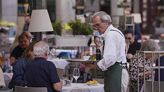 Is it legal for bars and restaurants to impose a cover charge in Spain?
