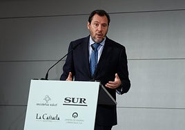 Transport Minister Óscar Puente speaks to the audience at the SUR event in Malaga on Thursday.