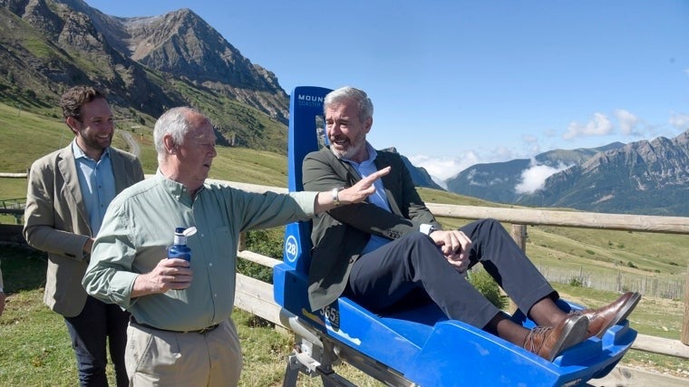President of the regional government of Aragon, Jorge Azcón, on one of the sleds destined for the Panticosa alpine coaster ride.
