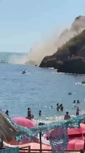 Image of the enormous dust cloud generated by the landslide of rocks and earth on Sunday afternoon next to Maro beach.