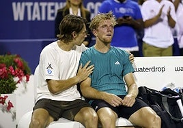 De Miñaur consoles Davidovich after the final.