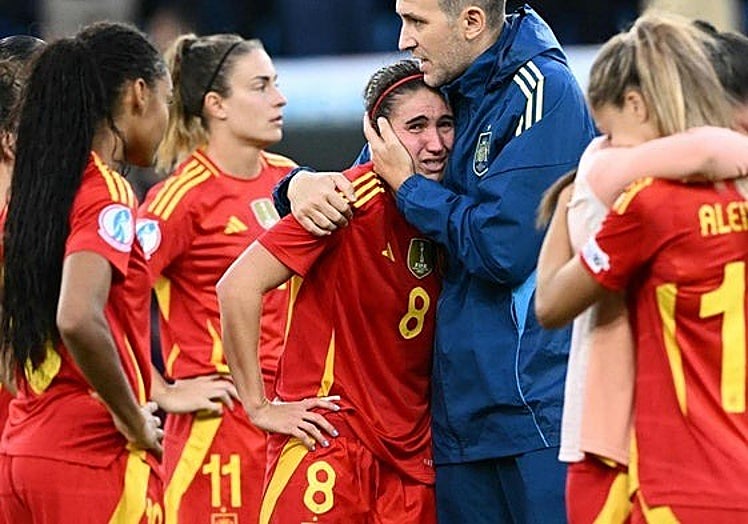 Spain players at the full-time whistle.