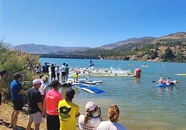 A swimming competition in progress on Béznar reservoir.