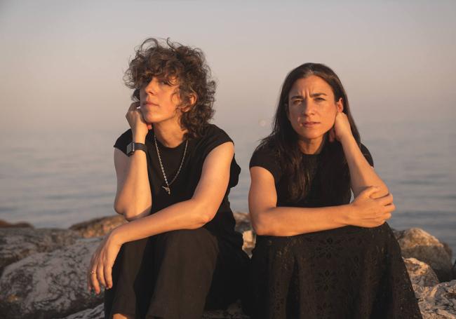Violeta Niebla and Alessandra García make up Dos Bengalas.
