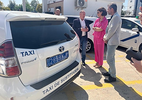 Councillor for transport Trinidad Hernández presenting the new replacement vehicles.