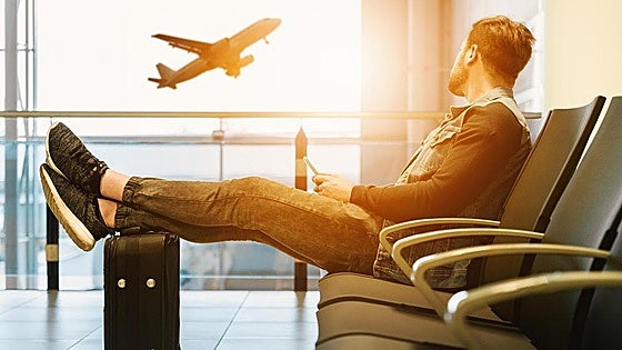 'Low-cost' airline fares can be 56 euros more expensive for taking carry-on luggage