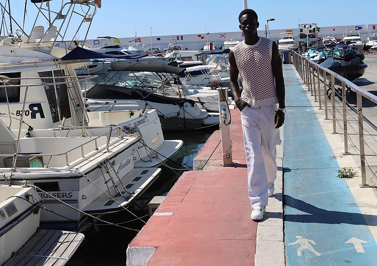 Imagen secundaria 1 - The migrant who went from being a street vendor in Marbella to fashion model