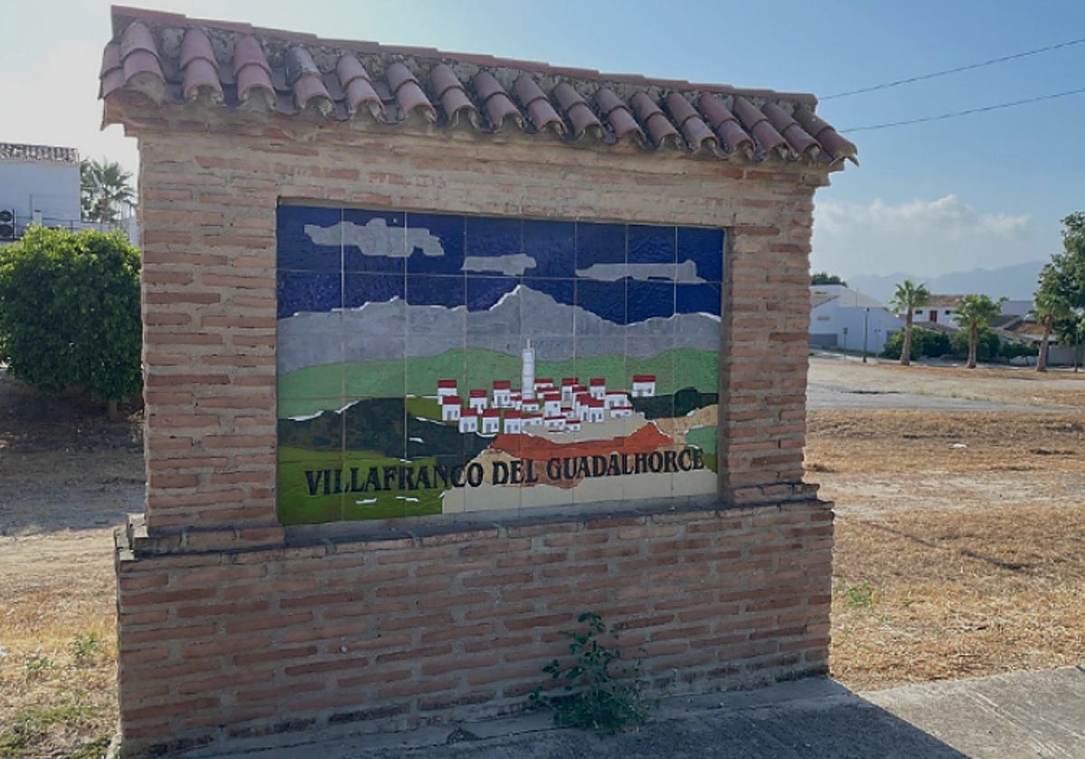 Name sign at the entrance of the hamlet known until now as Villafranco del Guadalhorce.