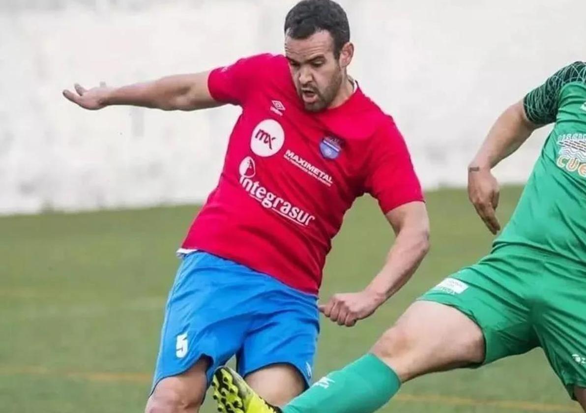 Juan Antonio Pérez Rodríguez (in red) was the captain of UD Guarromán.