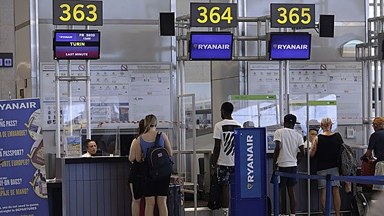 Ryanair increases size of free hand baggage allowance